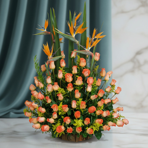Arreglo floral grande con rosas naranjas y flores aves del paraíso sobre fondo de cortina verde y pared marmoleada