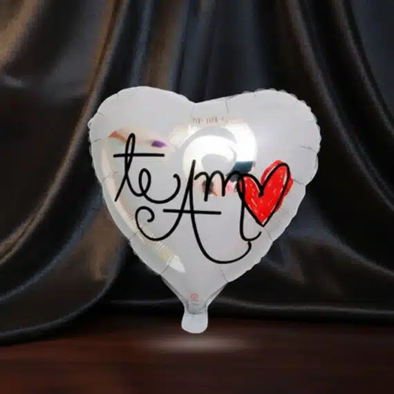 Globo Metalizado Te Amo Corazón para Regalos Románticos Globo metalizado en forma de corazón con la frase 'Te Amo' y un corazón rojo, ideal para expresar amor en cualquier ocasión e